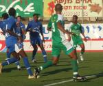 לאזו דובה ועוד כמה שחקנים. ברקע: פרה ותרנגול. (תצלום: סיון פרץ, הלב הירוק).